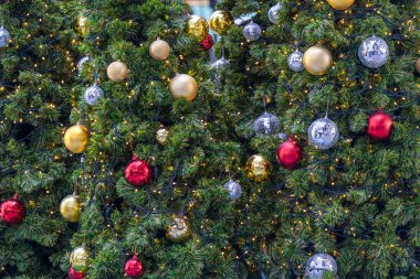 Noel ağacı ve süsleme, Kutlama festivali konsepti Noel ve arka plan için Mutlu Yıllar