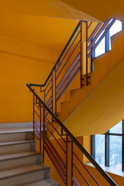 Escalera Con Barandilla Metálica Roja Moderna Decoración Arquitectura Del Edificio — Foto de Stock