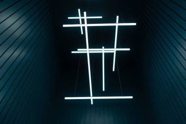 Modern avize tavan lambası dizaynı çapraz çizgiler dekorasyonu çağdaş kavram içinde bir çubuktur.