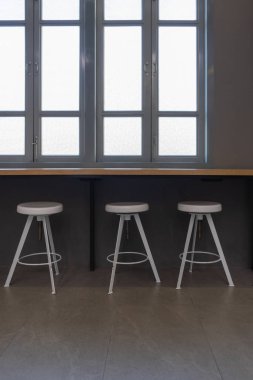 Tezgahı olan beyaz ahşap sandalyeler ve gri antika pencere iç dekorasyon klasik tarz modern