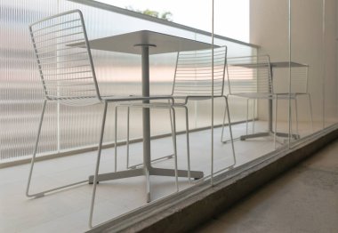 Güzel bir grup beyaz metal yapı sandalye dekorasyonu iç mimari çağdaş