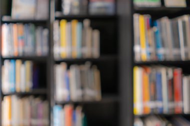 Modern halk kütüphanesi veya kitapçı arkaplan için bulanık resim. Kavram kitapçısı, mezuniyet, eğitim, öğrenci, üniversitede araştırma