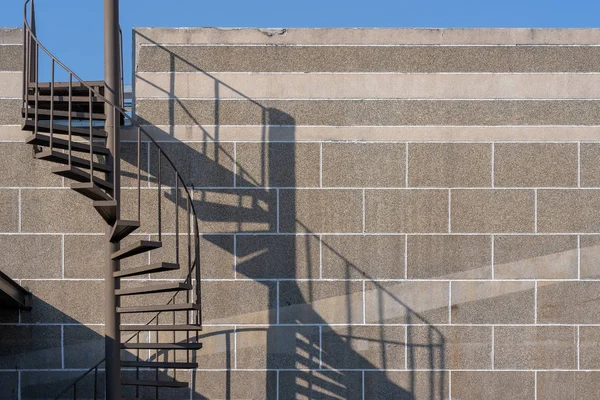 Scala Chiocciola Acciaio Circolare Con Luce Ombra Decorazione Esterno Edificio — Foto Stock