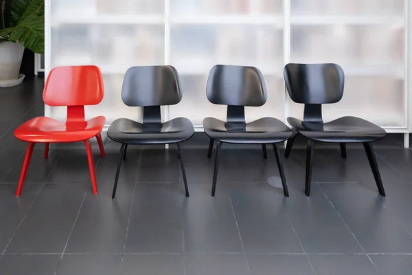 Rangée Moderne Chaises Bois Noir Rouge Décoration Intérieure Contemporaine — Photo