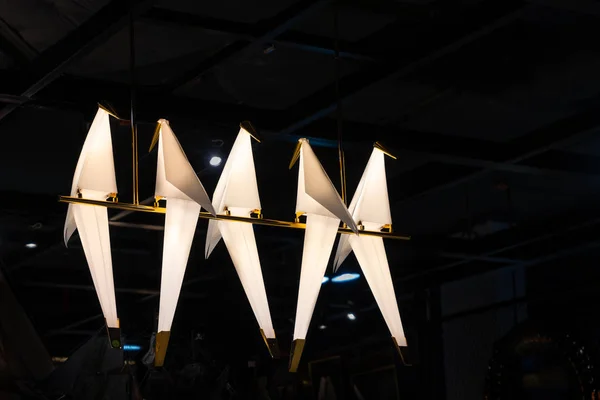 现代天花板灯的应用就像一个鸟类室内灯泡装饰当代 — 图库照片
