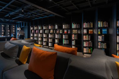 Bangkok, Tayland - 14 Aralık 2019: Chulalongkorn Üniversitesi Halk Kütüphanesi iç mimarisi, mimari kavramları, sınav kitapları, kütüphane rafları modern kütüphane dekorasyonu