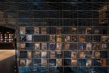 Bangkok, Tayland - 14 Aralık 2019: Chulalongkorn Üniversitesi Halk Kütüphanesi iç mimarisi, mimari kavramları, sınav kitapları, kütüphane rafları modern kütüphane dekorasyonu