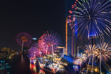 Bangkok, Tayland - 28 Aralık 2018: Chao Phraya Nehri 'nde Icon Siyam Alışveriş Merkezi önündeki yeni tatil beldesi Bangkok Tayland' da yeni yıl kutlamaları için güzel havai fişekler