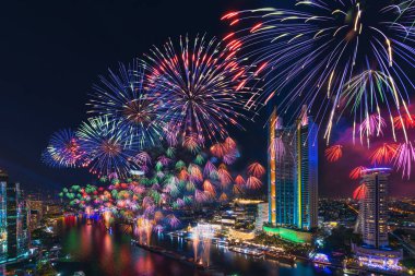 Bangkok, Tayland - 28 Aralık 2018: Chao Phraya Nehri 'nde Icon Siyam Alışveriş Merkezi önündeki yeni tatil beldesi Bangkok Tayland' da yeni yıl kutlamaları için güzel havai fişekler