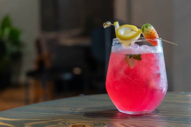 Soda ve limonla karıştırılmış kırmızı nektar. En sevdiği içecek.