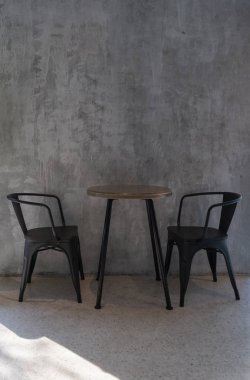 Siyah metal sandalyeler ve ahşap masa retro iç dekorasyon beton duvar tarzı çatı katı