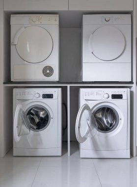 Modern ev aletlerine karşı çamaşır makinesi ve kurutma makinesi.