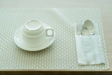 Kahve dükkanındaki tazelik için ahşap masada kahve fincanı.