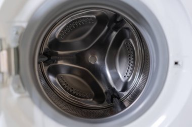 Çamaşır makinesi, modern ev aletleri.