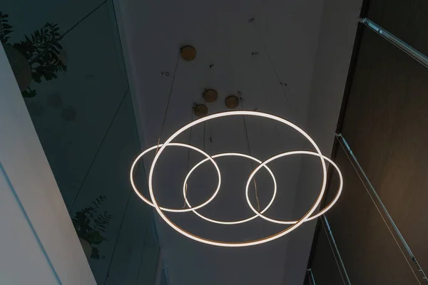 Lâmpada de teto lâmpadas círculo dourado empilhado até interior forma — Fotografia de Stock