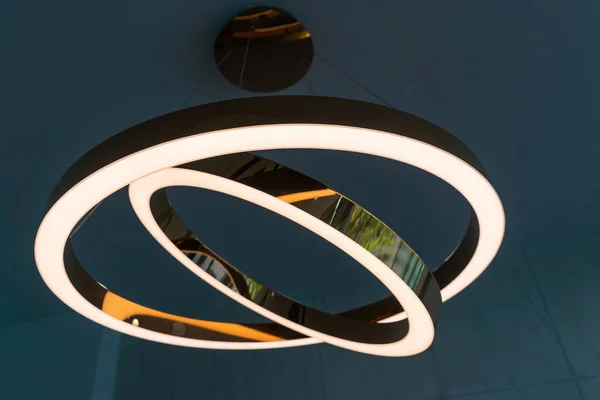 Lámpara de techo bombillas círculo de oro apilados forma interior —  Fotos de Stock