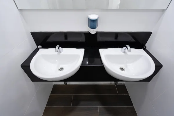 Moderní kohoutek a bílé keramické umyvadlo umyvadlo interiér koupelny — Stock fotografie
