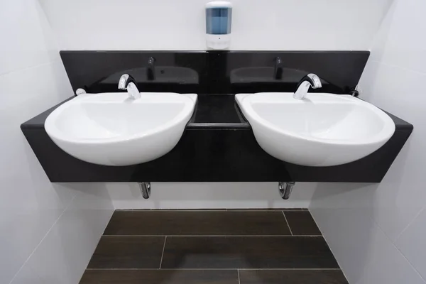 Modern csapvíz és fehér kerámia mosdó mosdó fürdőszoba belső — Stock Fotó