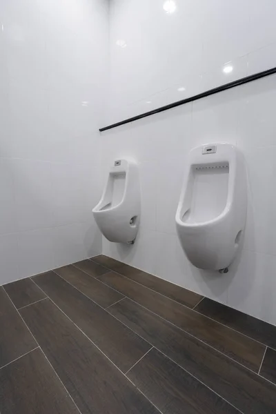 Moderne wc rij van witte keramische urinoir pot interieur d — Stockfoto