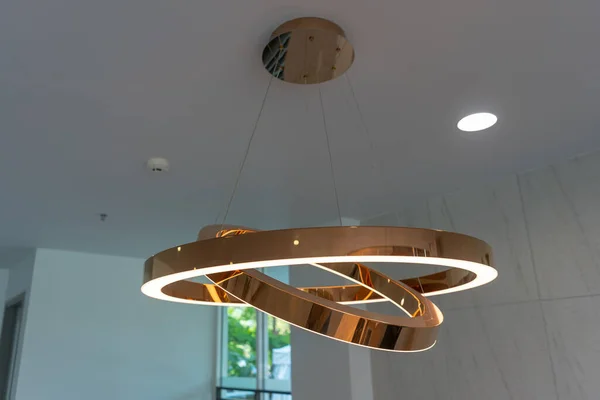 Lâmpada de teto lâmpadas círculo dourado empilhado até interior forma — Fotografia de Stock