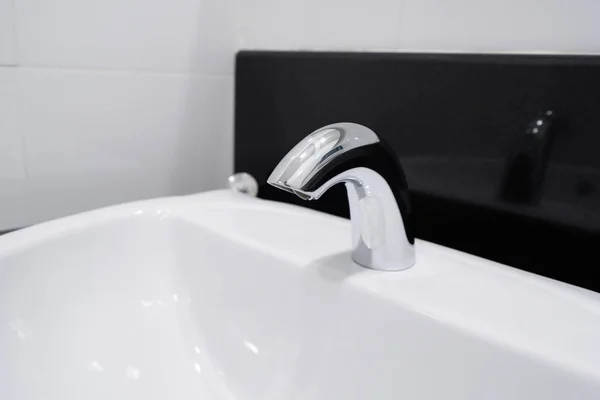 Rubinetto moderno e lavabo in ceramica bianca lavabo bagno interno — Foto Stock