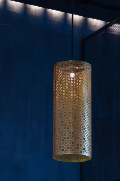 Lampe ampoule plafond doré moderne est une forme cylindrique ste — Photo