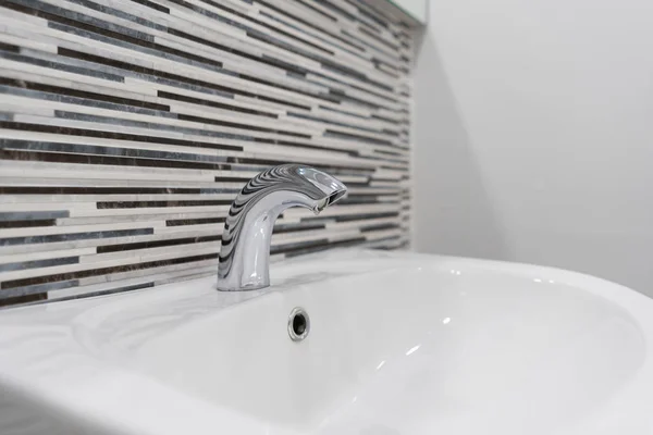 Torneira moderna e lavatório de cerâmica branca pia banheiro interior — Fotografia de Stock