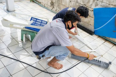 Bangkok, Tayland - 4 Mart 2020: Kirli klima ünitesi, yıllık bakım ve onarım uzmanları