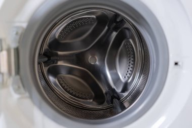 Çamaşır makinesi. Çamaşırhanedeki modern ev aletleri.