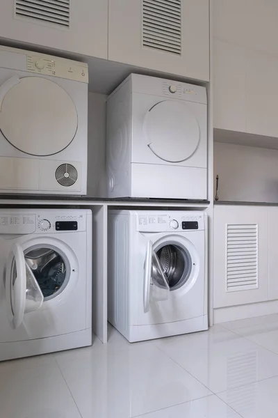 Wasgoed Wasmachine Droger Tegen Modern Apparaat Huishouden Wasruimte Interieur Met — Stockfoto