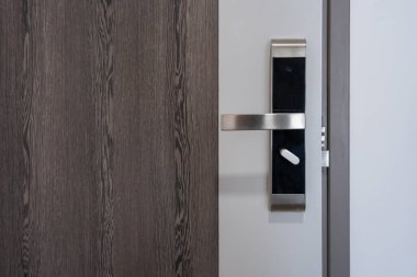 Modern giriş ahşap kapı kolu metal kapı kolu ve güvenlik elektronik dijital kapı anahtarlık sistemi apartman kapısı güvenliği için.