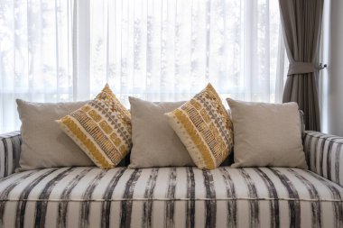 Güzel, modern bej işlemeli yastıklar bej kumaşlı kanepe dekorasyonu oturma odası iç dekorasyonu çağdaş