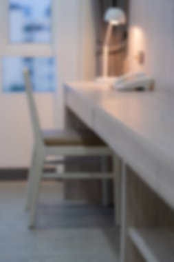 Arka plan için bulanık masa başı modern ahşap çalışma masası masa lambası ampulü iç tarafı yatak odası dekorasyonu çağdaş pencere