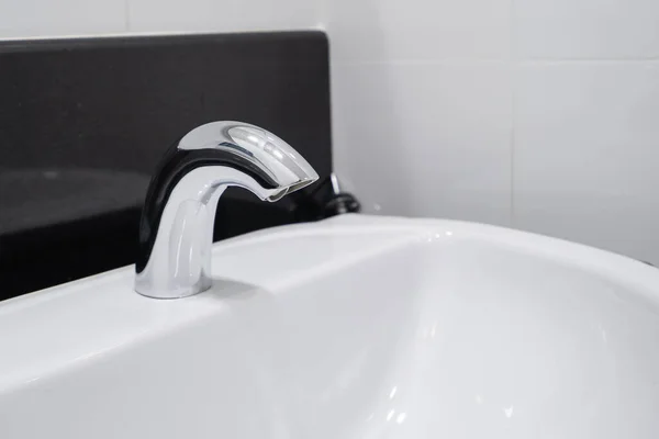 現代的な蛇口と白のセラミック洗面台シンクバスルームリビングルームのコンセプトトイレの内装 — ストック写真