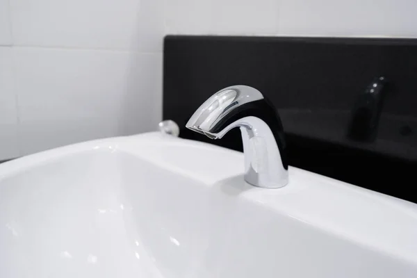 现代水龙头和白色陶瓷洗脸盆浴室室内装修客厅概念马桶 — 图库照片