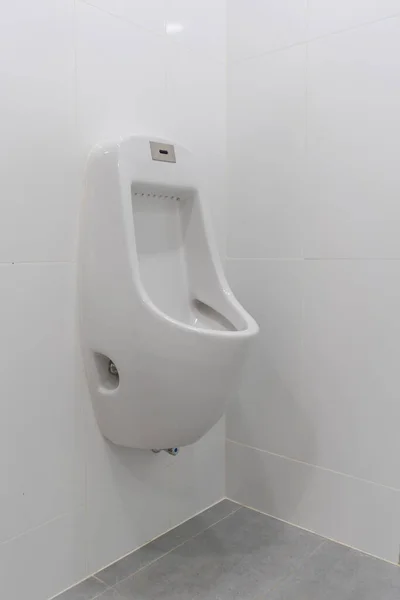Branco Cerâmica Urinal Câmara Pote Interior Homens Banheiro Público Banheiro — Fotografia de Stock