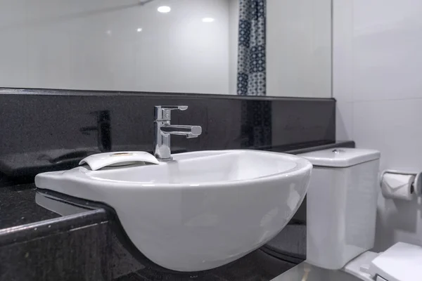 Moderní Kohoutek Bílé Keramické Umyvadlo Umyvadlo Umyvadlo Koupelna Interiér Kancelářské — Stock fotografie