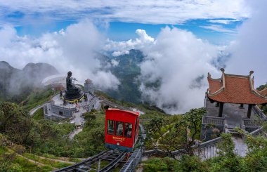 SA PA, VIETNAM - 12 Ağustos 2019: Fansipan Dağı zirvesinde tramvaylı Buda heykeli Sapa Hoang Lien Son sıradağları, Lao Cai, Vietnam