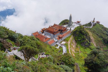 Fansipan Dağı tepesindeki güzel tapınak Sa Pa Hoang Lien Son dağ sırasındaki en yüksek Hindiçin dağı, Lao Cai Eyaleti, Vietnam