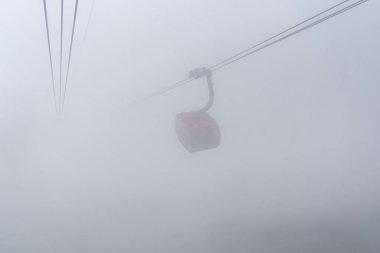 Dünya en uzun elektrikli teleferiktir. Fan Si Pan ya da Pang Xi Pang dağlarına gidin. Hindiçin 'in en yüksek dağı.