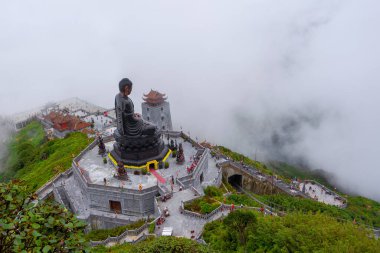 Fan Si Pan dağının zirvesinde Buda heykeli Sa Pa Hoang Lien Oğlu dağ sırasının en yüksek Hindiçini, Lao Cai Eyaleti, Vietnam
