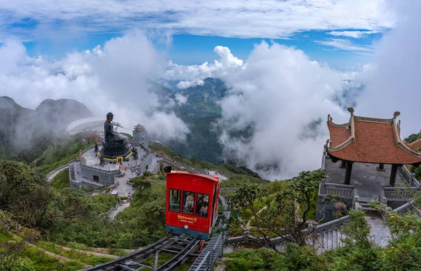 SA PA, VIETNAM - 12 Ağustos 2019: Fansipan Dağı zirvesinde tramvaylı Buda heykeli Sapa Hoang Lien Son sıradağları, Lao Cai, Vietnam