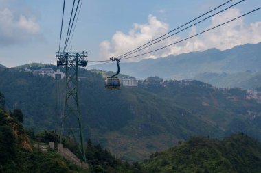 SA PA, VIETNAM - 12 Ağustos 2019: Dünyanın en uzun elektrikli teleferiği Fan Si Pan veya Pang Xi Pang dağlarının zirvesine gidiyor SA PA, Lao Cai, Vietnam 'daki güzel pirinç tarlası ile Hindiçin' in en yüksek dağı