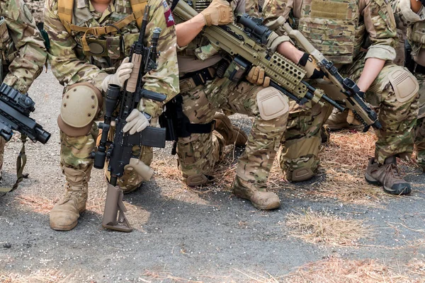 Soldado Arrodillado Calle Con Armas Combate Militar Trabajo Equipo Concepto — Foto de Stock