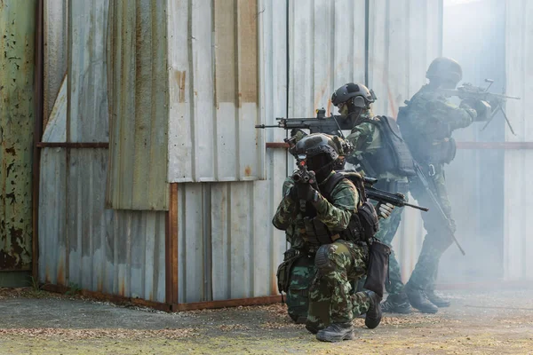 Soldado Infantería Unidad Propósito Especial Élite Disparando Durante Combate Militar — Foto de Stock