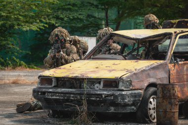Savaş üniformalı özel kuvvetler askerleri düşmana saldırmayı hedefliyor, savaş, ordu, silah, teknoloji koruma ülkesi kavramını. 