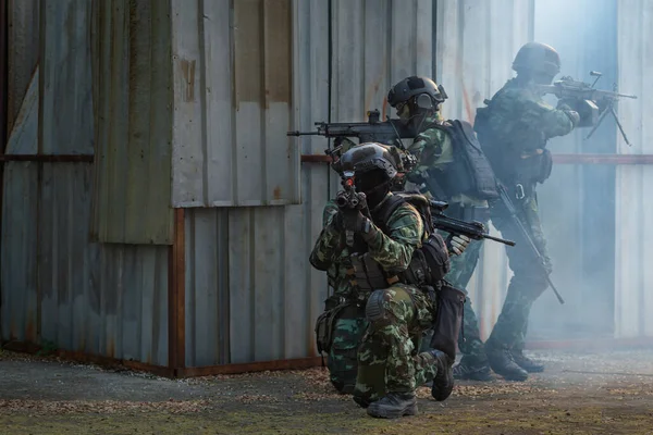 特种部队士兵身着作战制服战斗 瞄准来福枪攻击敌人 概念战争 技术保护国家和人民 — 图库照片