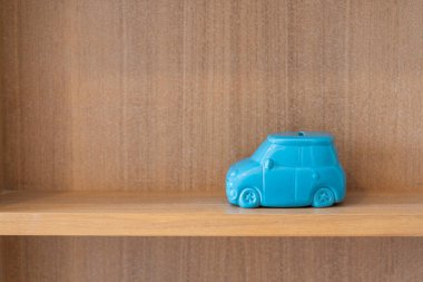 Araba seramik çömlek bebek ev içi ve hediyelik eşyalar ahşap rafta fotokopi alanı ile yaşamak için sergileniyor.