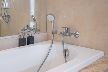 Beyaz seramik küvetli modern duş banyo iç yapı dekorasyonu, konsept banyo çağdaş
