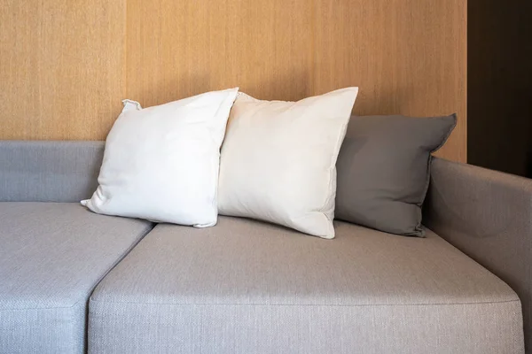 リビングルームの装飾デザインの現代的な建物の中にグレーの布ソファのインテリアに現代的なファブリック枕 — ストック写真